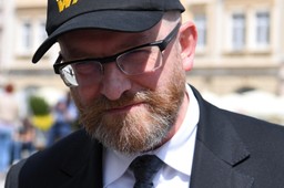 "Szkolony psychopata Niedzielski". Oświadczenie Brauna po wykluczeniu z debaty