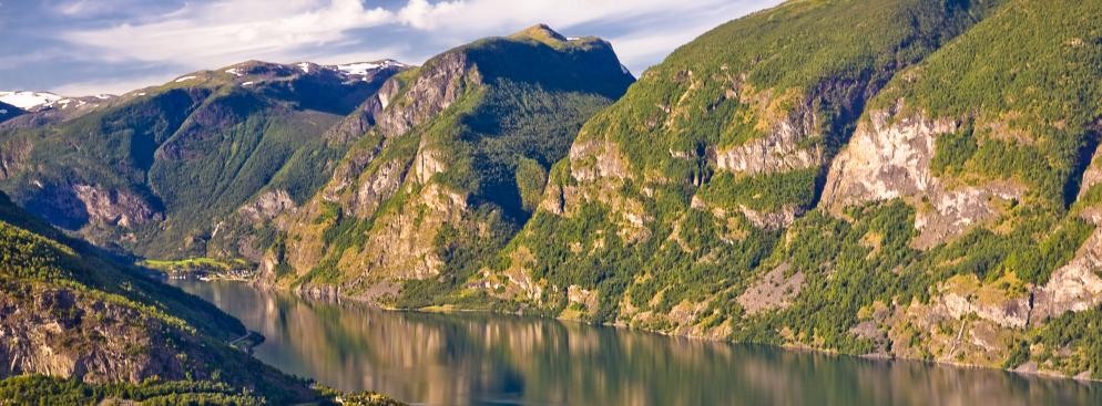 <strong>Aurlandsfjorden</strong>
<br></br>
Aurlandsfjorden jest fiordem w hrabstwie Sogn og Fjordane w Norwegii. Fjord płynie przez gminy Aurland, Vik i Lærdal. 29-kilometrowy fiord jest odgałęzieniem głównego Sognefjorden, najdłuższego fiorda w Norwegii. Fjord jest głęboki i wąski, osiągając głębokość około 962 metrów poniżej poziomu morza, a szerokość na ogół wynosi mniej niż 2 km. 
<br></br>
W najbardziej wewnętrznej części Aurlandsfjordu leży wieś Flåm. Większość fiordu otoczona jest stromymi górami z niewielkim zamieszkaniem wzdłuż fiordu, z wyjątkiem kilku małych dolin.
<br></br>
Fot. Kenny Louie / Wikimedia Commons, lic. cc-by-sa