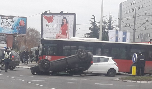 automobil prevrnut na krovu