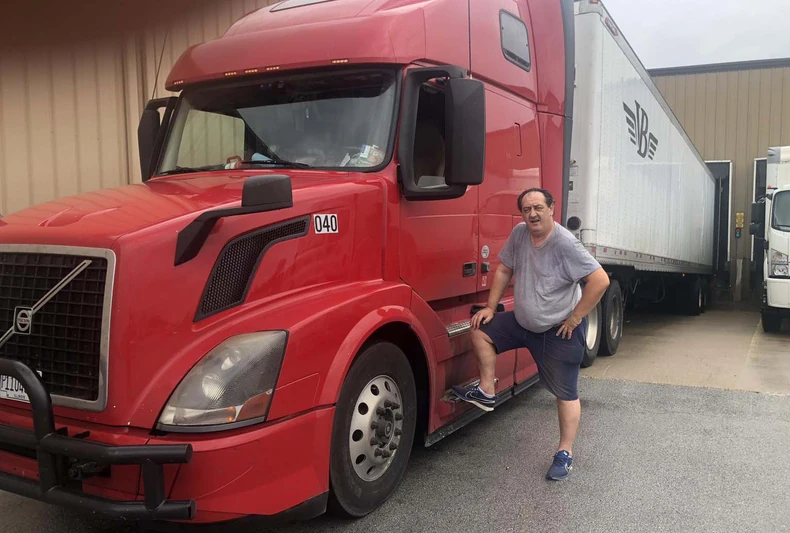 Pređe 12.000 kilometara dnevno, nema metra američkih autoputeva koji nije zgazio