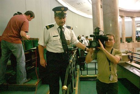 warszawa 24 08 2007sejm obrady sejmu , straz marszalkowska wyprasza dziennikarzy i sprawdza czy na sali obrad niezostaly zadne urzedzenia nagrywajace , Marszalek sejmu zarzadzil tajnosc obradfot Rafal Meszka