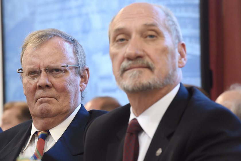 Tak Macierewicz pożegnał szefa podkomisji smoleńskiej. Czułe słowa