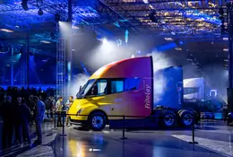 Elektryczne ciężarówki Tesla Semi już na drogach. W dalekie trasy pojadą wyłącznie z lekkimi produktami