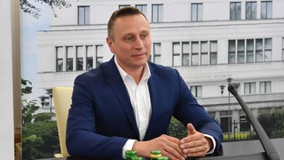 Skrzynka z obornikiem przed biurem europosła. Protesty rolników zmienią formułę