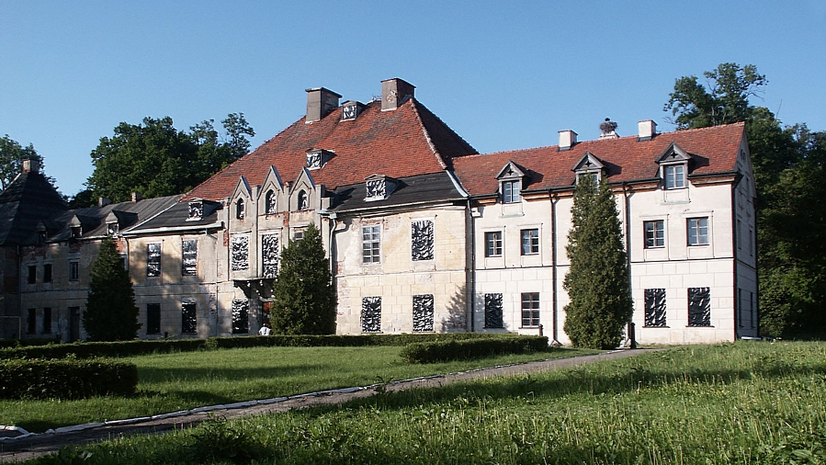 Jeden z najcenniejszych wschodniopruskich pałaców, należący do Lehndorffów pałac w Sztynorcie na Mazurach, po latach popadania w ruinę zaczął być remontowany. Inna mazurskie pałace nie mają tyle szczęścia.