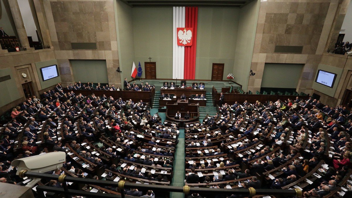 PiS utrzymuje wyraźną przewagę nad innymi ugrupowaniami, zamiar głosowania na tę partię zadeklarowało 41 proc. respondentów; umacnia się pozycja KO, silna pozostaje Lewica – relacjonuje wPolityce.pl sondaż przeprowadzony na zlecenie portalu.