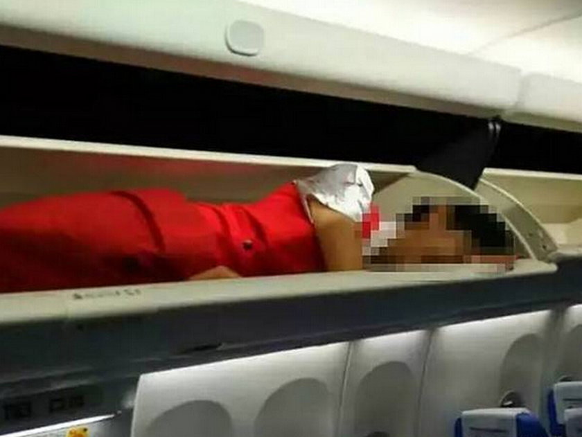 Zamykają stewardessy w schowku na bagaż. To chrzest bojowy 