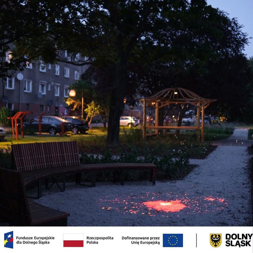 Po zmroku zaczyna się tutaj edukacyjny spektakl celebrowania nocy. 