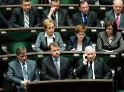 PiS sprzedało telefon Kaczyńskiego. Ujawnione SMS-y