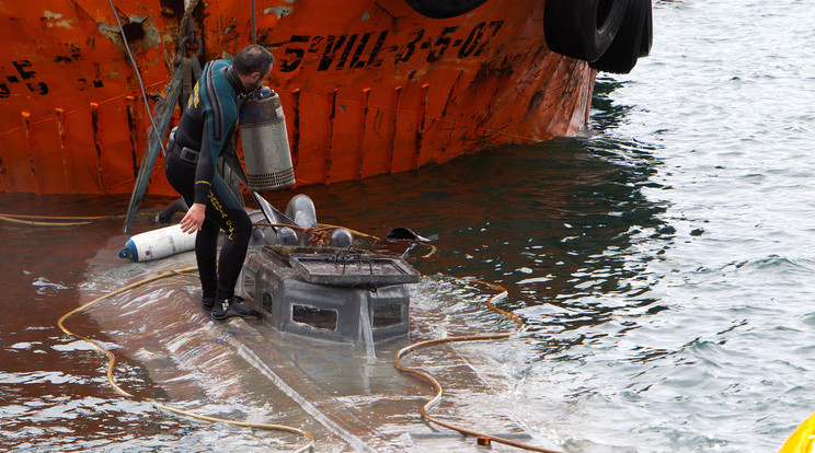 Spanyol búvár mászik be a felszínre hozott tengeralattjáróba / Fotó: MTIEPA  Salvador Sas 1 