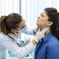 Pajzsmirigyrák: tünetei, kiváltó okai és kezelési lehetőségei