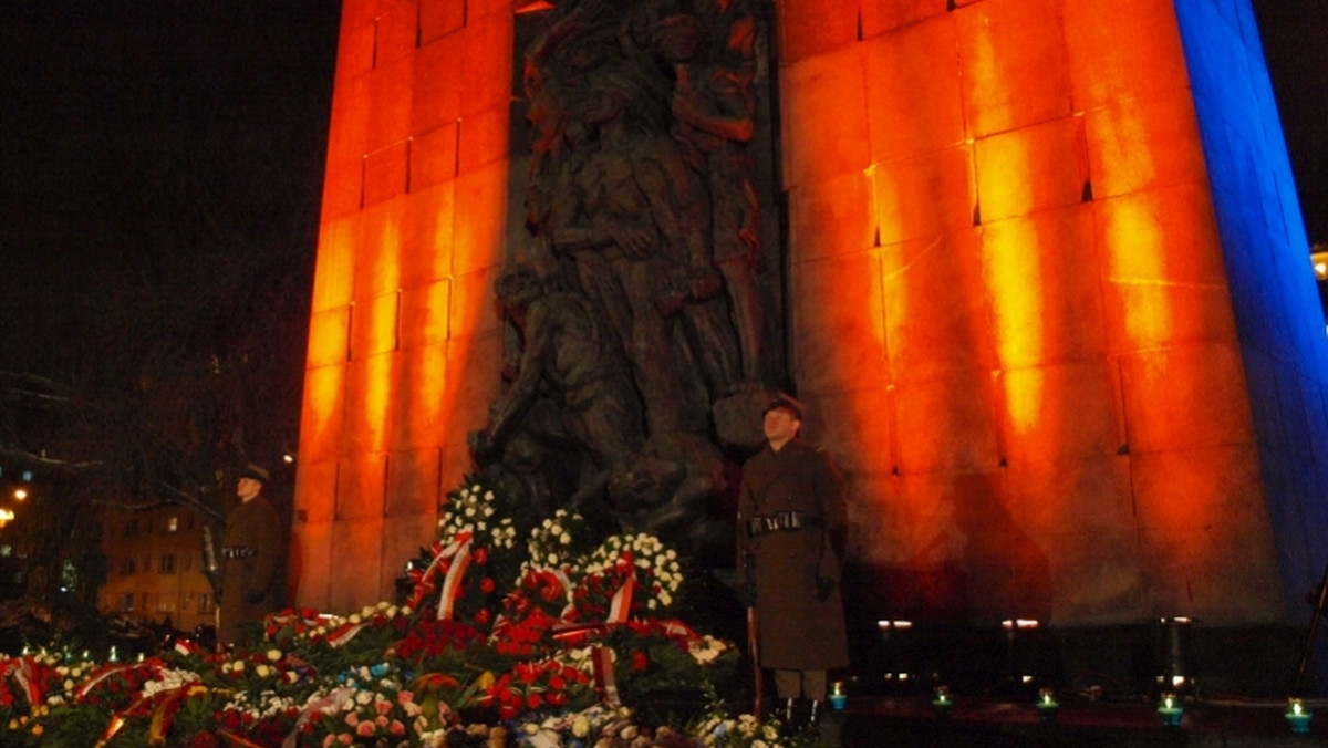 Apel Pamięci, spektakl o ostatniej nocy Janusza Korczaka, zapalenie świec w oknach domów, a także kursujący ulicami stolicy pusty tramwaj oznaczony gwiazdą Dawida. Warszawa po raz kolejny obchodzić będzie Międzynarodowy Dzień Pamięci o Ofiarach Holokaustu, oddając hołd zgładzonym. Znamy już program uroczystości.