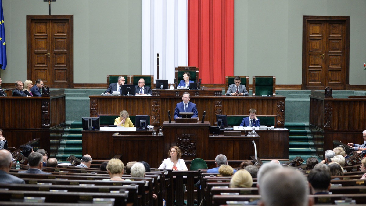 Sejm będzie głosował nad dwoma wnioskami PiS - o konstruktywne wotum nieufności oraz o odwołanie szefa MSW Bartłomieja Sienkiewicza. Z arytmetyki sejmowej wynika, że nie mają one szans na przyjęcie. Koalicja PO-PSL deklaruje jedność w tej sprawie.