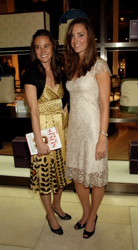 2007. május 14-én Katalin hercegné és húga, Pippa Middleton közösen jelentek meg Simon Sebag Montefiore londoni könyvbemutatójára. A testvérpár már fiatalon is rendszeresen részt vett exkluzív társasági eseményeken, de Katalin hercegné öltözködése igazán akkor került reflektorfénybe, amikor a brit királyi család tagja lett. Az viszont már itt is látszott, micsoda érzéke van a divathoz!