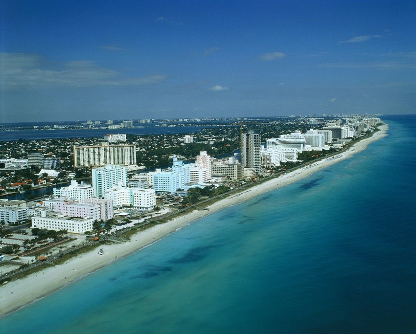 Grad prepoznatljiv po belim građevinama i tirkiznom okeanu