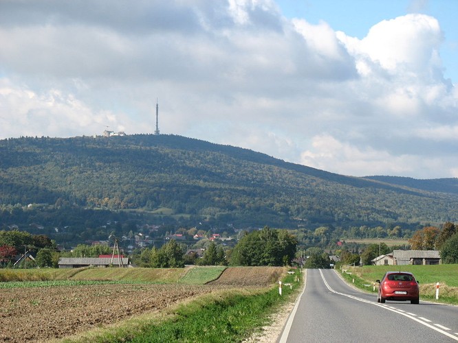 Pamięć o pogańskim kulcie na Łysej Górze przetrwała w legendach o sabatach czarownic. W rzeczywistości był to średniowieczny ośrodek kultu słowiańskiego, po którym został m. in. wał kultowy. Według Jana Długosza na szczycie znajdowała się świątynia.