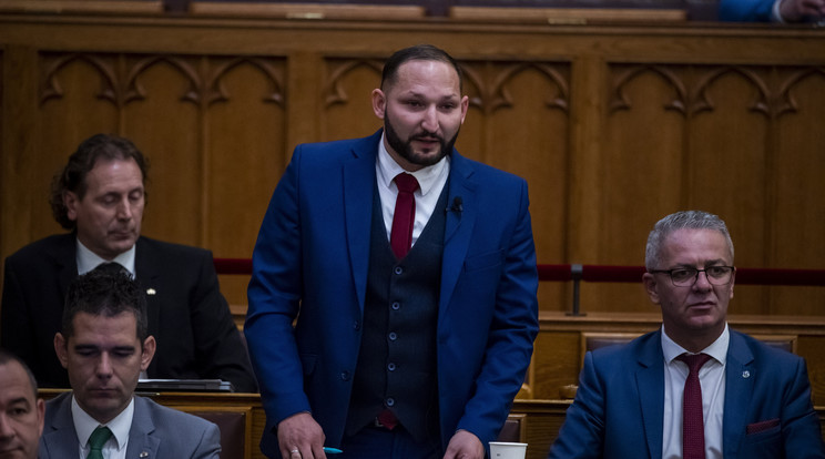 Varga Ferenc (középen) a Jobbik roma származású képviselőjeként jutott a parlamentbe /Fotó: MTI/Balogh Zoltán