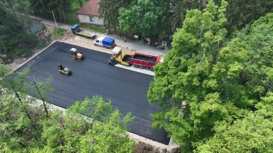 devojčica čuva seosku školu od zatvaranja