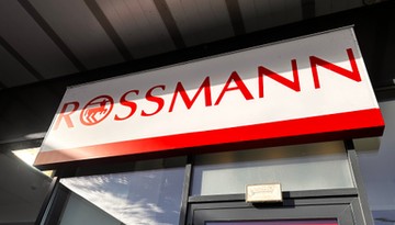Rossmann pilnie wycofuje dwa produkty, poważnie zagrażają zdrowiu klientów. Kartki ostrzegawcze na drzwiach od drogerii