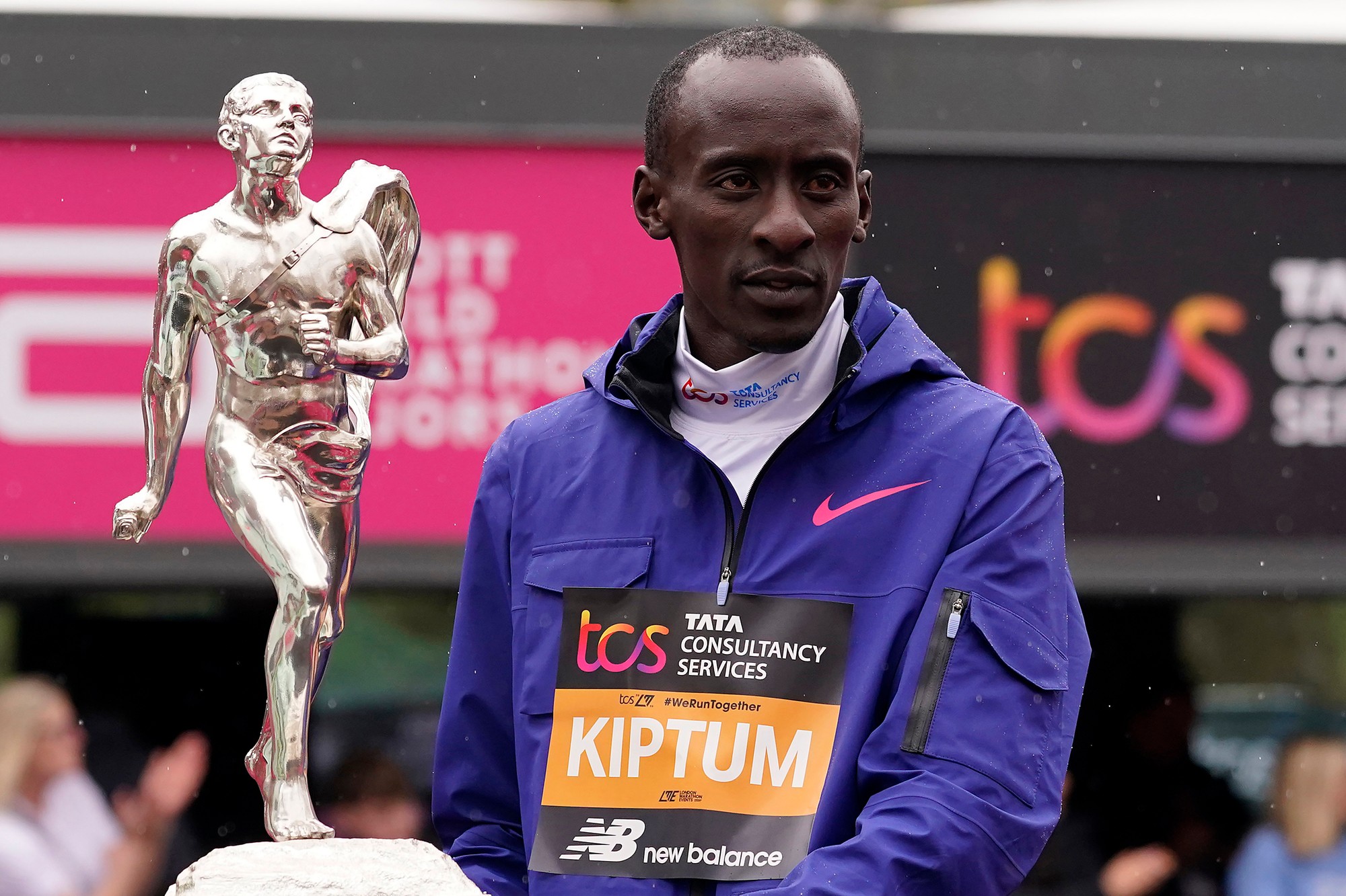 Vo veku 24 rokov zomrel držiteľ maratónskeho rekordu Kelvin Kiptum.
