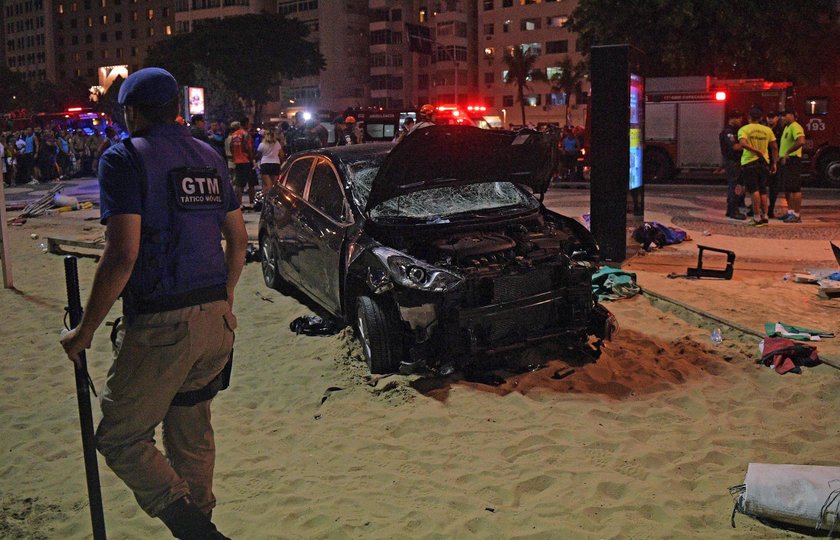 Samochód wjechał w ludzi na plaży