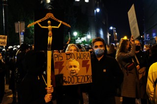 Przeciętny wyborca też lubi prosty podział. Polaryzacja lewica-prawica to duże ułatwienie