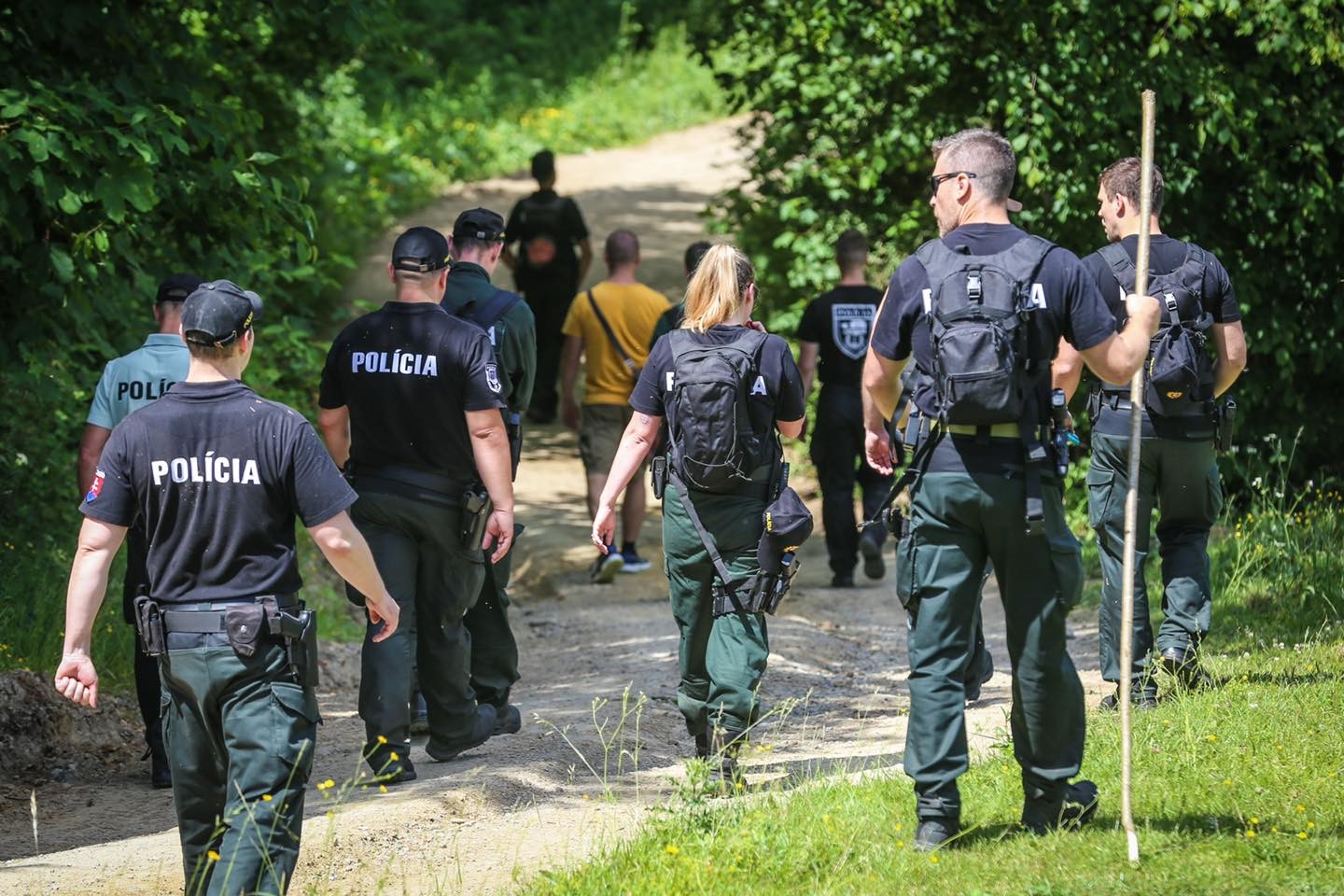Policajti a hasiči vynakladajú maximálne úsilie, aby nezvestného tínedžera našli.