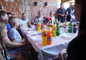 Aleksandar Vučić, u okviru posete Topličkom okrugu, obilazi porodicu Filipović u selu Pejkovac, u opštini Žitorađa