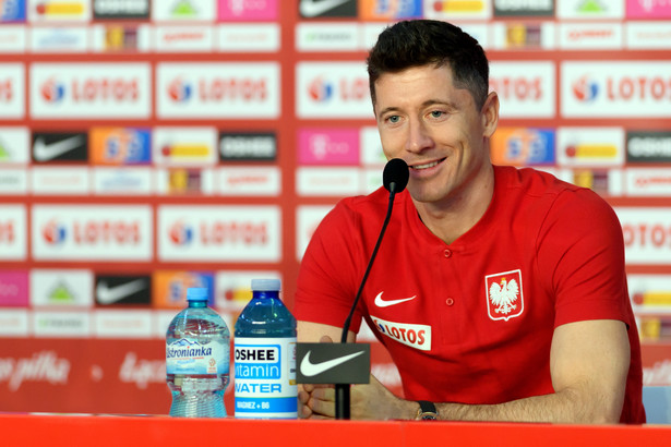 Kapitan piłkarskiej reprezentacji Polski Robert Lewandowski na konferencji prasowej podczas zgrupowania kadry, w hotelu "Remes"