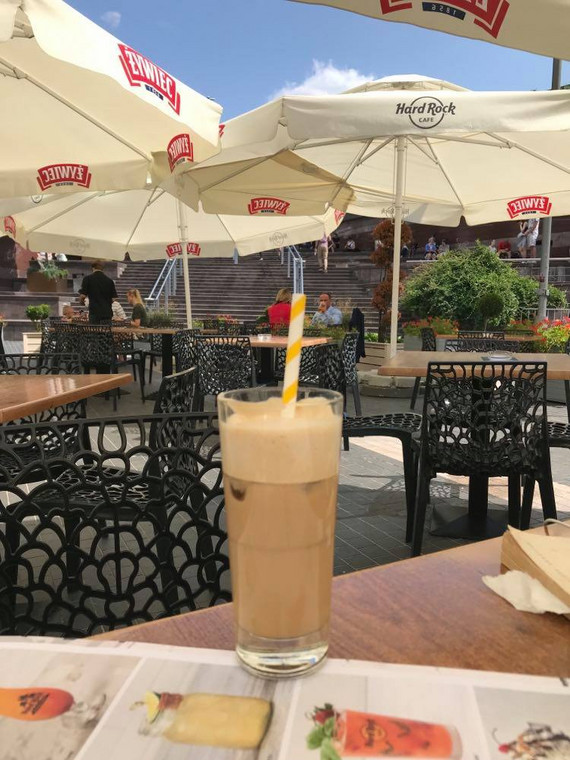 "Mój podstawowy wydatek to kawa. Frappuccino light. W kawiarni pod domem wiedzą, że jestem uzależniona. Za jedną dają mi trzy pieczątki. Biorą mnie za biedną studentkę. W innych miejscach bywa różnie"