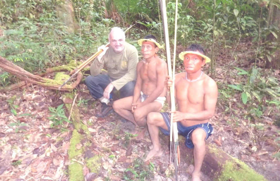 Zoran u društvu šamana i još jednog pripadnika plemena