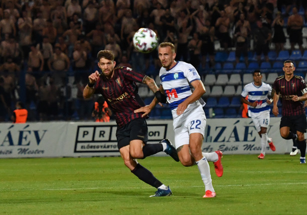 Zawodnik Pogoni Szczecin Jean Carlos Silva (L) i Danijel Loncar (P) z NK Osijek podczas rewanżowego meczu 2. rundy eliminacji piłkarskiej Ligi Konferencji