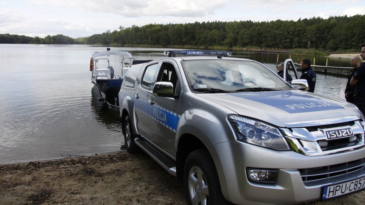 Pięć nowych samochodów terenowych wraz z łodziami i specjalnymi przyczepami, umożliwiającymi ich transport otrzymała wielkopolska policja. Nowe pojazdy mają umożliwić dotarcie funkcjonariuszom do miejsc zagrożenia w trudnym terenie.