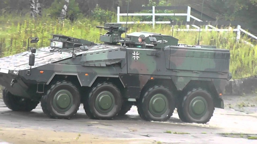 Izdaleka kao da stvarno postoji neka mitraljeska cev...