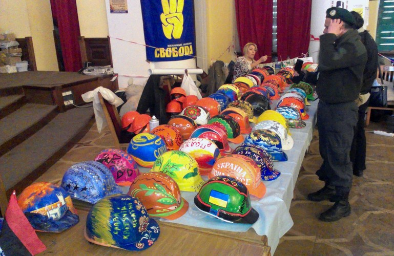 Patriotyczne kaski do kupienia na Majdanie w Kijowie