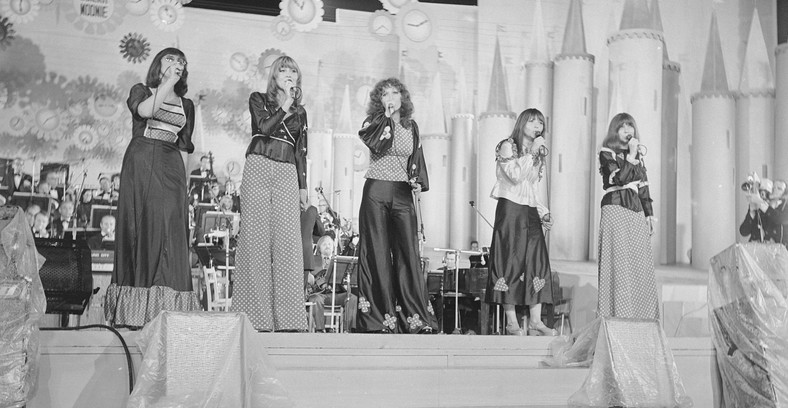 Zespół Alibabki: Wanda Orlańska-Borkowska, Agata Dowhań, Ewa Dębicka-Brzozowska, Krystyna Grochowska, Anna Dębicka-Czaplicka (Opole, czerwiec 1974 r.)