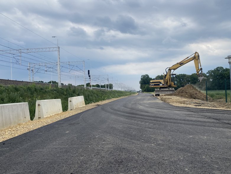 Nowa droga wzdłuż linii kolejowej w Zabrzegu i Ligocie - 6.06.2022 - autor: mp / czecho.pl; roba25