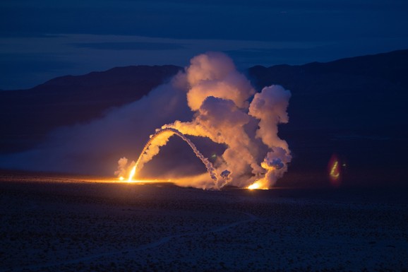(FOTO, VIDEO) GAĐAJU GRAD SA VIŠE OD 5 MILIONA LJUDI TOKSIČNOM SUPSTANCOM KOJA IZAZIVA OPEKOTINE?! Snimljena eksplozija i BELI PRAH: Gori na 800 STEPENI, a godinama ostaje u zemlji