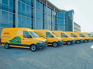 Na elektromobilność w Polsce mocno stawia DHL Parcel i kupuje samochody dostawcze z elektrycznym napędem