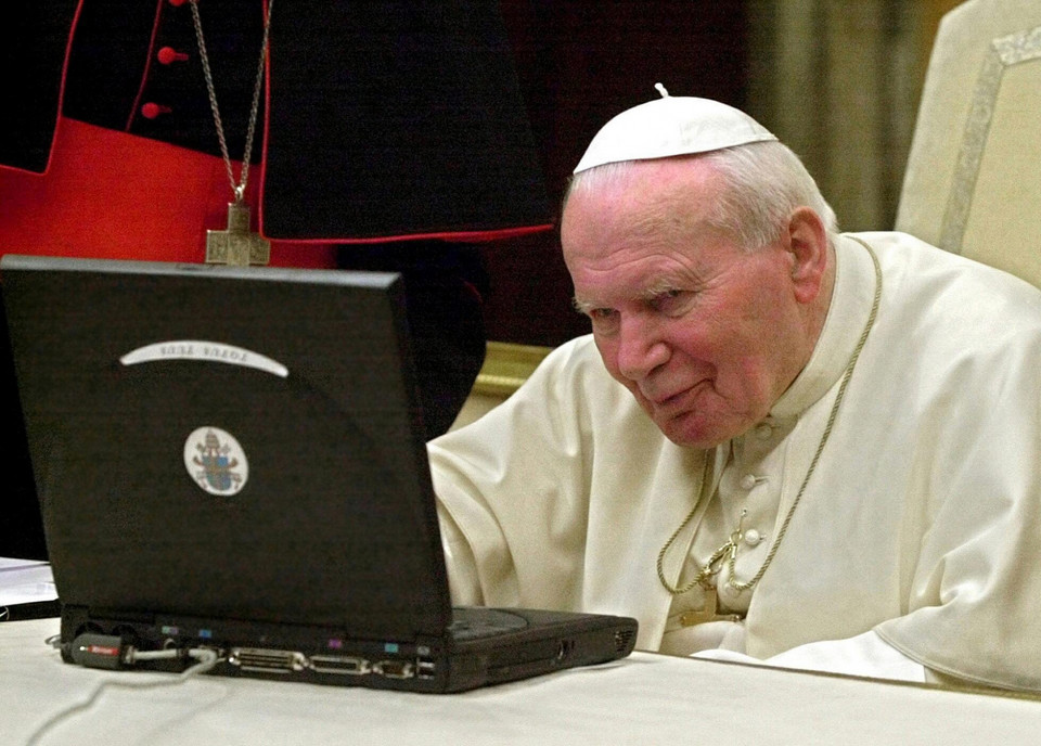Jan Paweł II wysyła pierwszego e-maila, 2001 r.