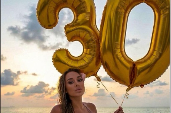 "OTKUD MENI DETE OD 30 GODINA" Luna Đogani slavi jubilej na putu za Srbiju nakon agonije na Maldivima, Anabela se odmah oglasila: "Neponovljiva lepota duše"