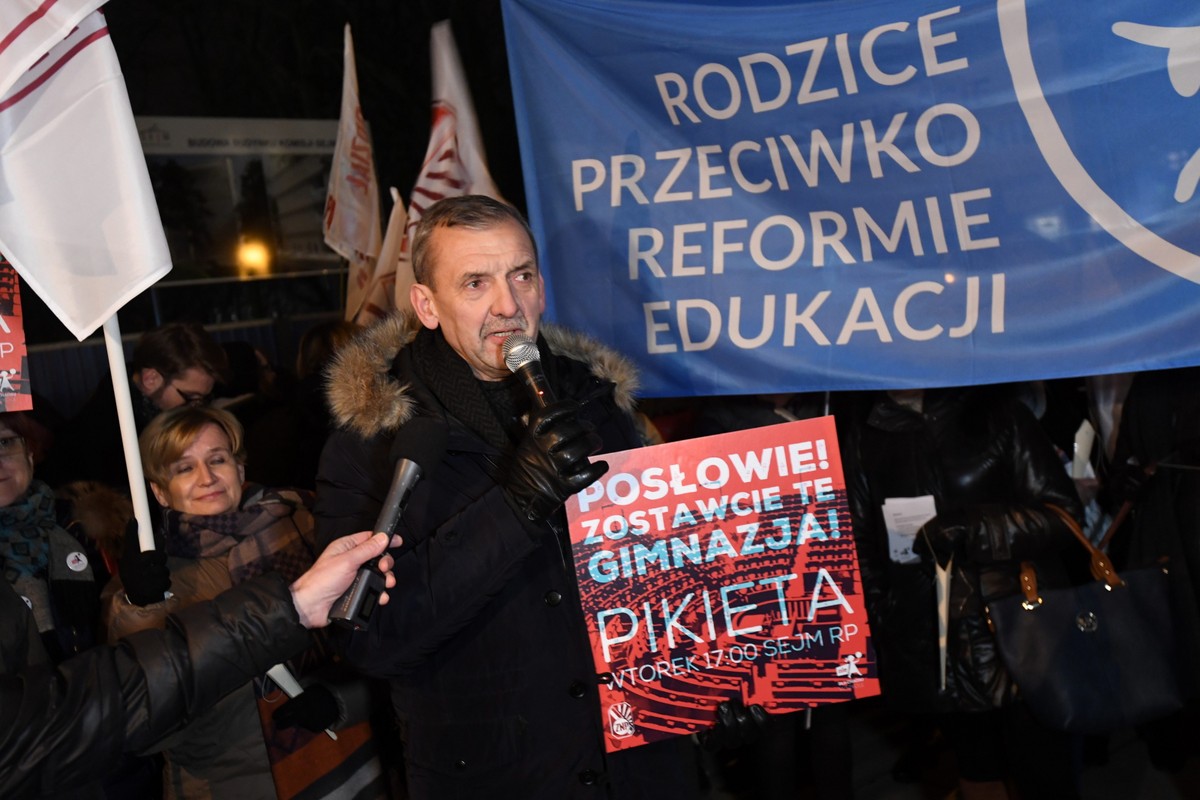 Prezes Związku Nauczycielstwa Polskiego Sławomir Broniarz podczas protestu