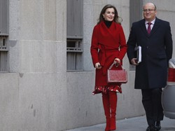 Nie za dużo tej czerwieni? Królowa Letizia w stylizacji à la pomocnica Mikołaja. FOTO