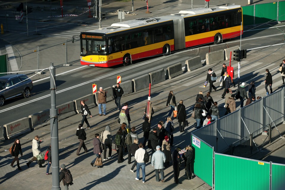 Chaos komunikacyjny na placu Wileńskim w Warszawie, fot. PAP/Tomasz Gzell