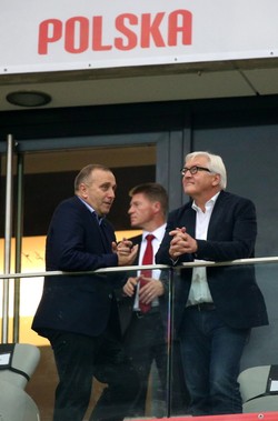 Kogo na meczu wypatrzyli fotoreporterzy? Schetyna i jego gość. ZDJĘCIA