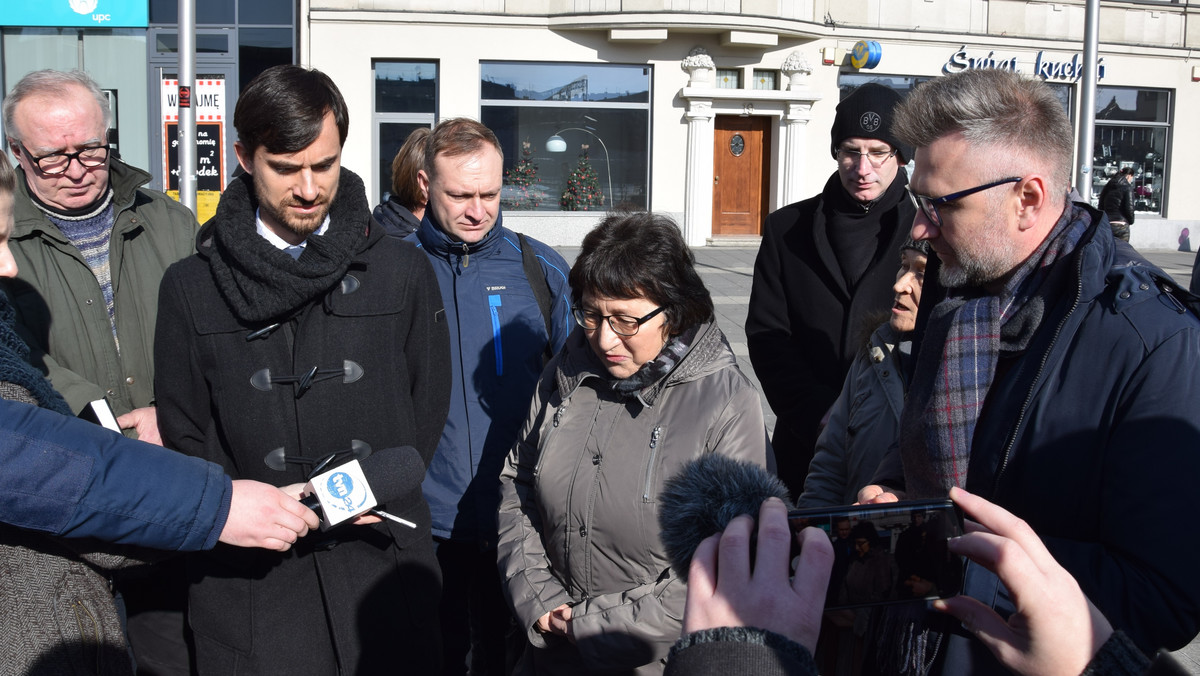 Dziś na placu Wilhelma Szewczyka w Katowicach, który w związku z ustawą dekomunizacyjną przemianowano na plac Marii i Lecha Kaczyńskich, ogłoszono konkurs na Esej im. Wilhelma Szewczyka. To nowy pomysł na upamiętnienie tego ważnego dla Śląska pisarza.