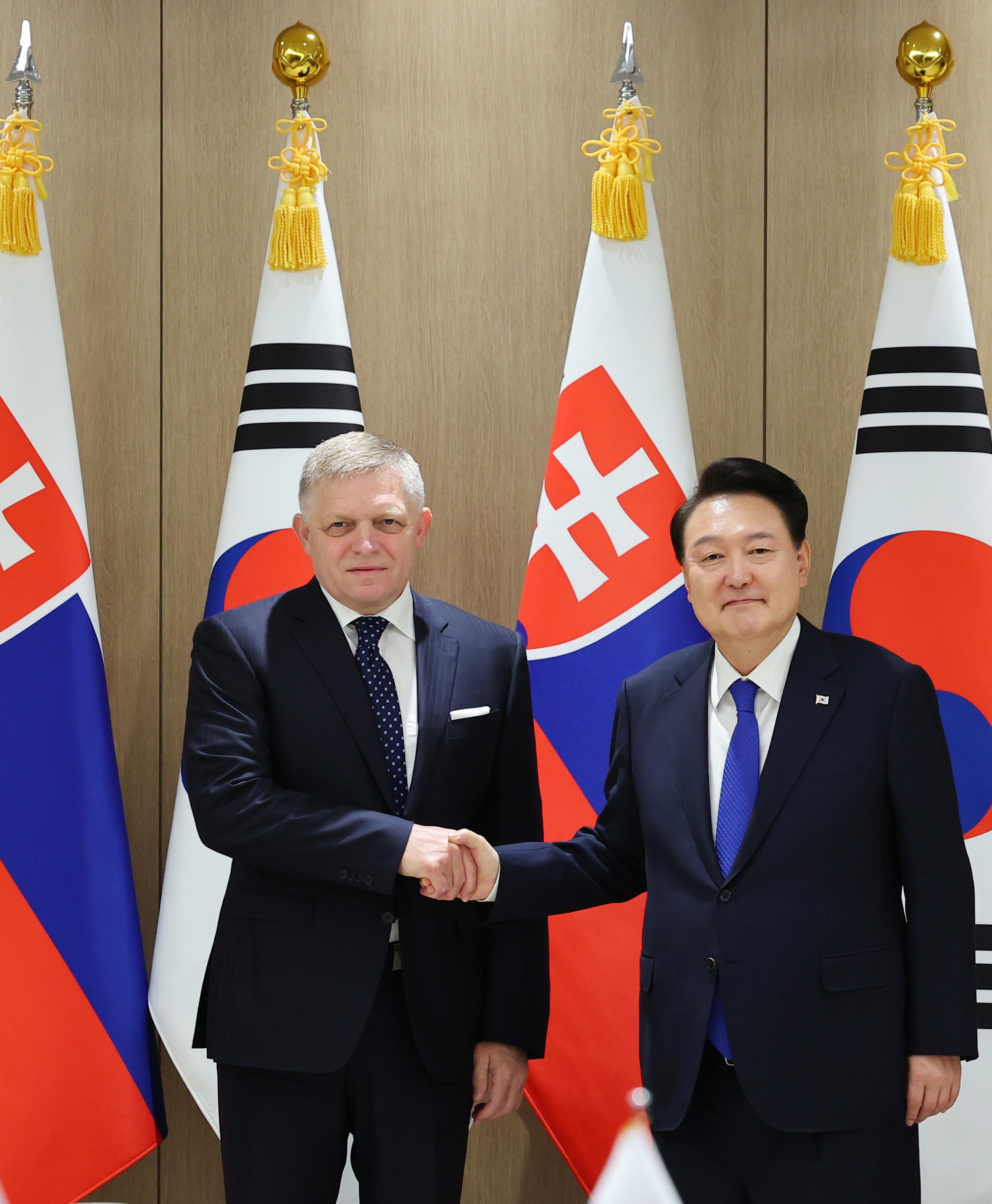 Slovenský premiér Robert Fico (Smer-SD) a juhokórejský prezident Jun Sok-jol.