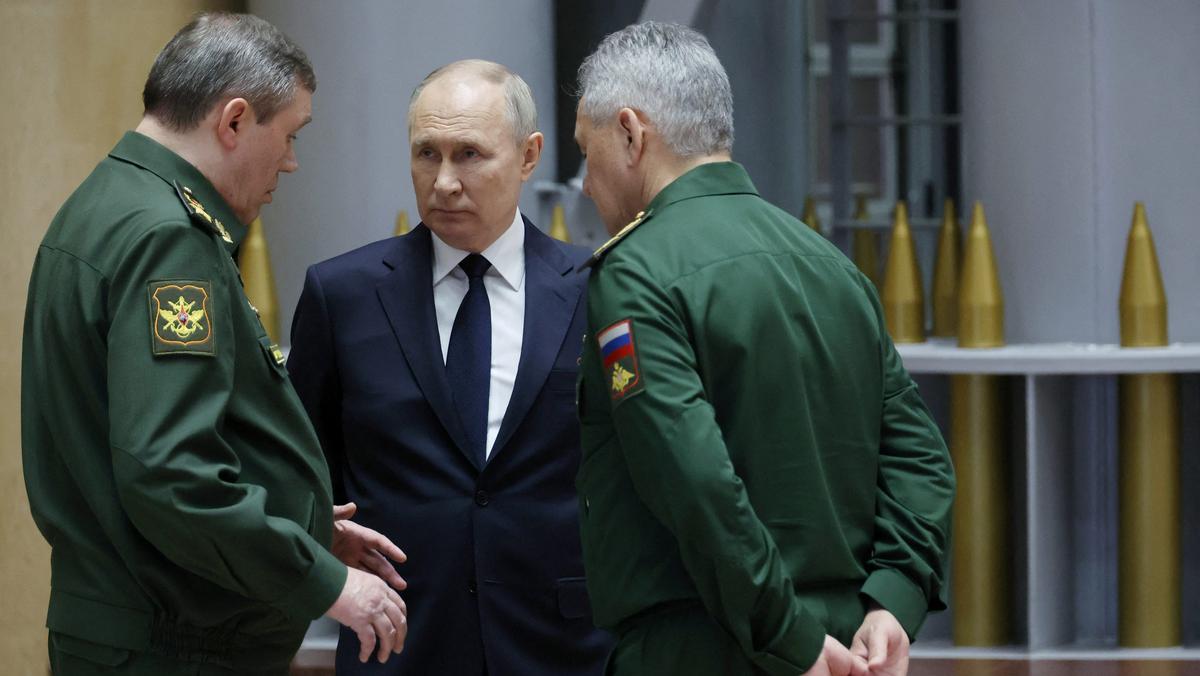 Władimir Putin rozmawia z szefem sztabu gen. Walerijem Gierasimowem i ministrem obrony Siergiejem Szojgu