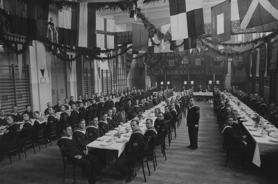 Marynarze podczas uroczystego śniadania, w udekorowanej sali Kasyna Podoficerskiego w Gdyni w 1935 r. 