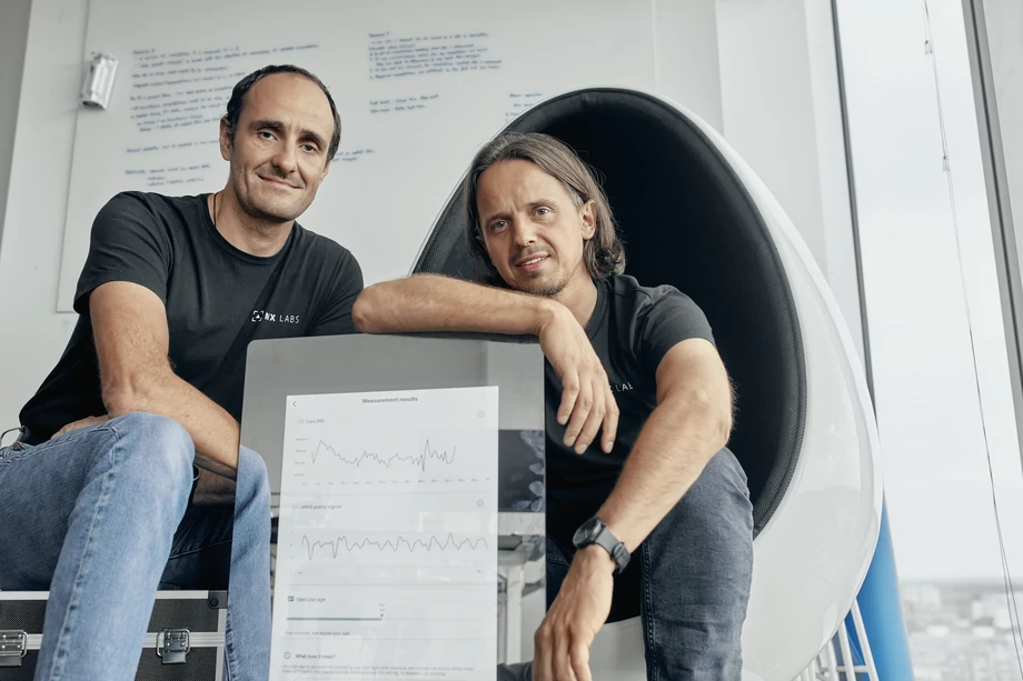 Remigiusz Kościelny (z lewej) i Przemysław Jaworski z MX Labs opracowali technologię, która pomaga analizować parametry zdrowotne dzięki skanowi twarzy.
